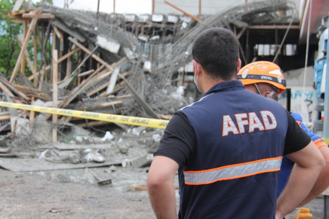Amasya'da inşaat halindeki bina çöktü, 4 işçi kurtarıldı